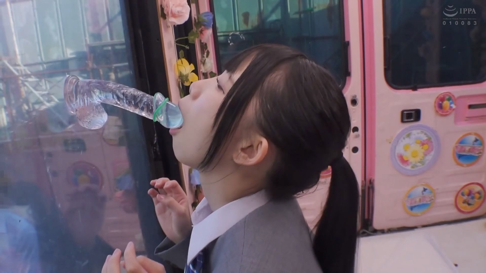 一般男女モニタリングAV×マジックミラー便コラボ企画 彼氏の目の前で路上NTR!女子○校生が初めての「お口だけでコンドーム装着」に挑戦!ノーハンドでデカチンを咥えたうぶなオマ○コは恥じらいながらもびしょ濡れ!彼氏の目の前で寝取って最後はゴムを外して生中出し!