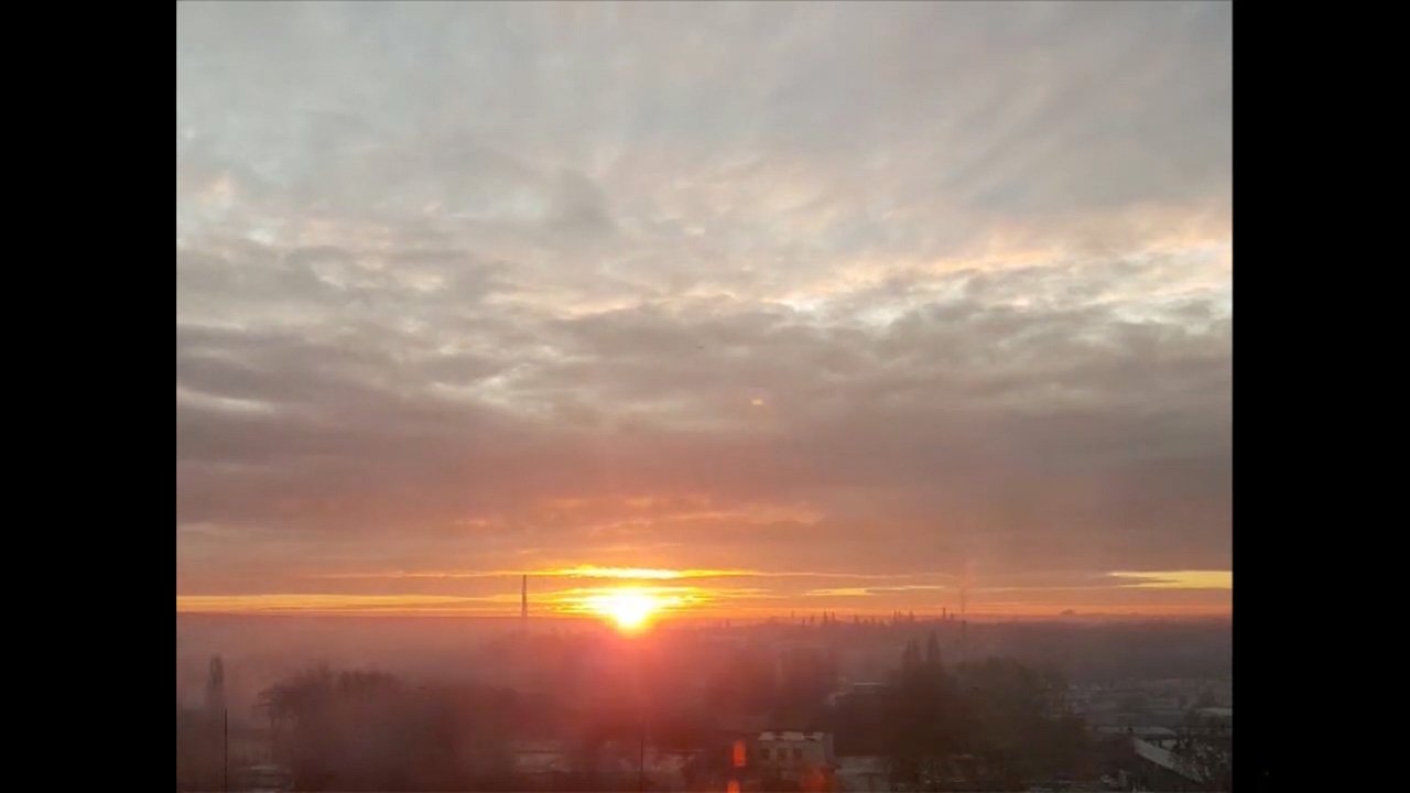 Între Minciună și Adevăr