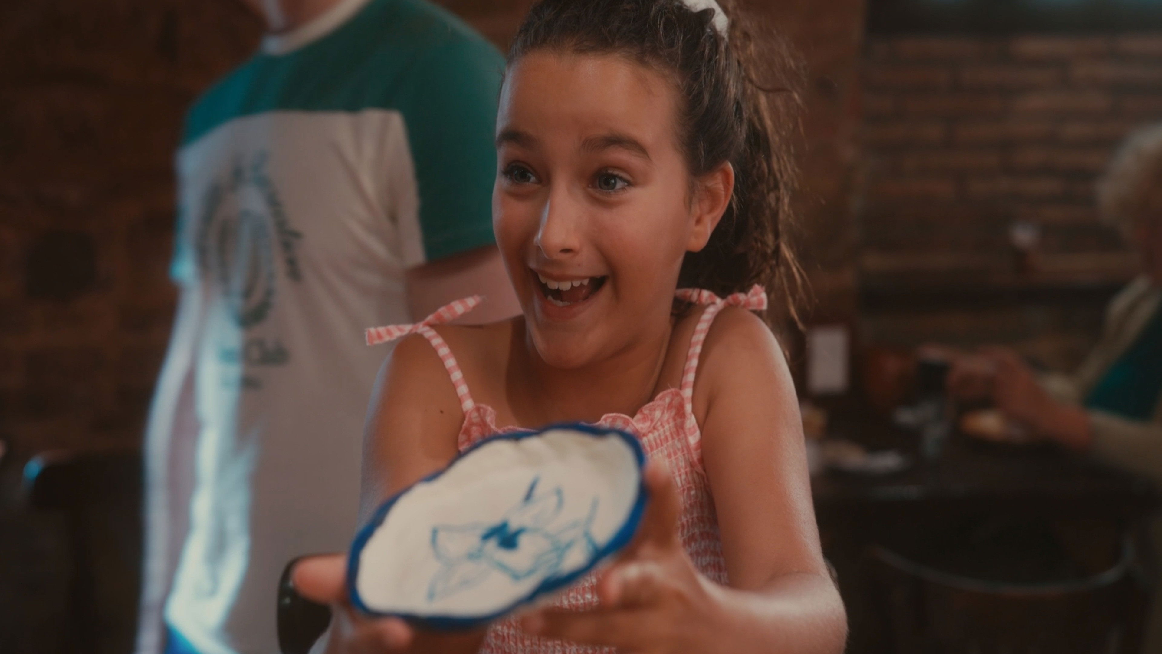 Con las manos de ella