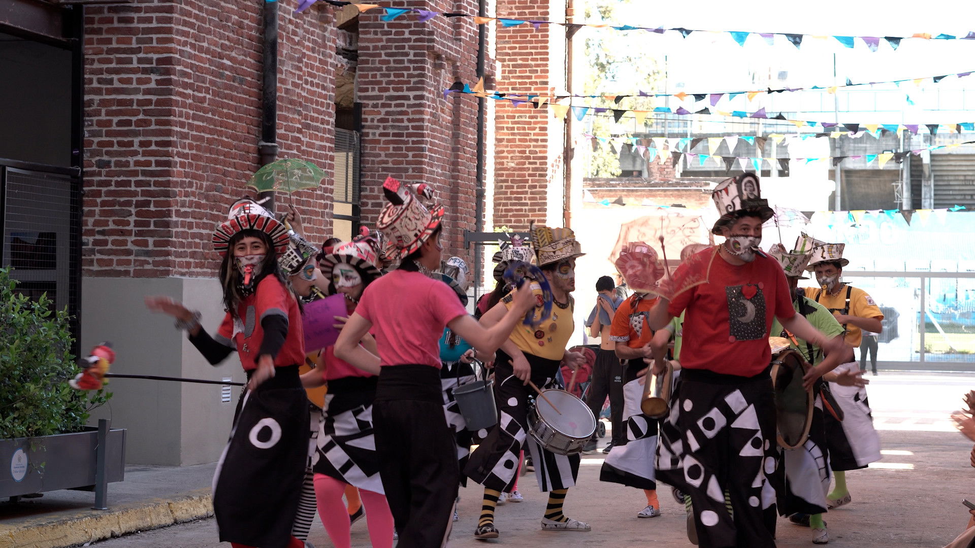 Debajo de Esas Galeras