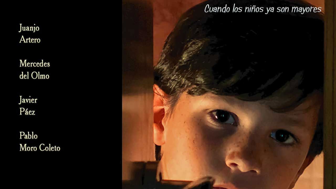 UN NIÑO ESCUCHA
