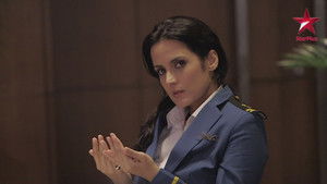 Ananya Convinces Manoj To Release The Passengers