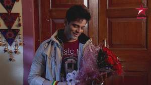 Arnav Hides in Khushi's Room