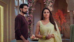 Gautam Takes Noina's Bribe