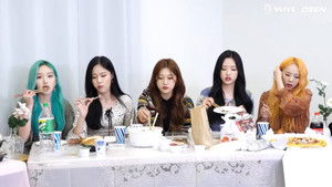 LOONA, Finally it's a dinner time!! So many various menus