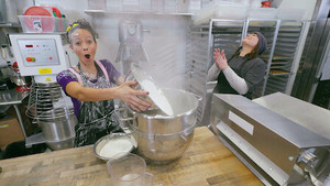 Meekah Makes Icing at the Gingerbread Factory