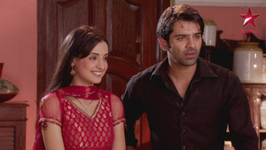 Khushi Tends to Arnav's Back
