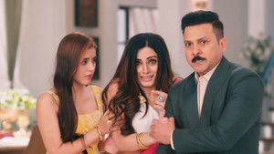 Khushi Slaps Queenie In Anger