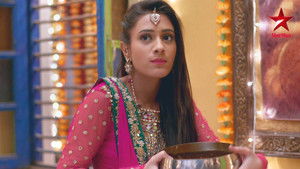 Amaya Replaces The Mehendi