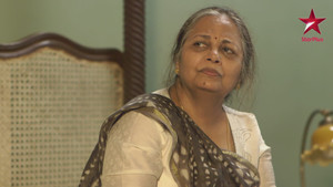 Nisha And Her Cousins Gift A Smart Phone To Dadi