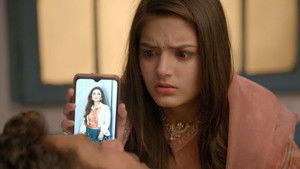 Doree Shows Rn's Picture